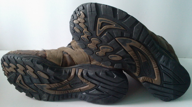 รองเท้าเดินป่า ครึ่งข้อ สีน้ำตาล สภาพ 85% เบอร์ 43