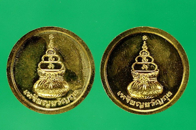 มาเป็นคู่ เหรียญขวัญถุง หลวงพ่อเงิน วัดบางคลาน รุ่นเพิรธ์ ตอกโค๊ต ปี 2537 ( 2เหรียญ ) สวยๆครับ