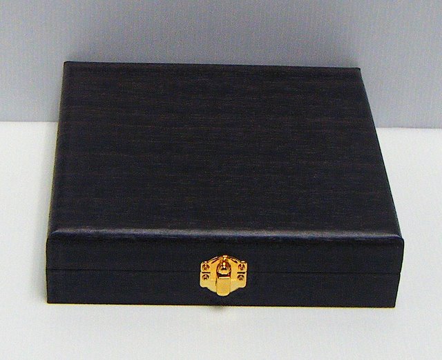 กล่องใส่พระแบบ 12ช่อง หุ้มหนังเทียมลายไม้-แดง สวยหรูใส่พระพร้อมกล่องพลาสติกได้เลยนะคะ