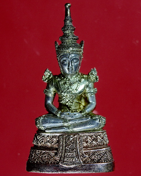 พระแก้วมรกต รุ่นกรมสรรพสามิต สร้าง (รุ่นแรก) เนื้อเงินสามกษัตริย์ ปี2539
