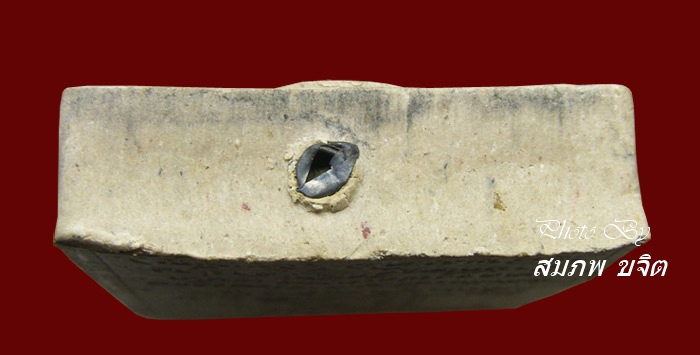 ผงรูปเหมือน พิมพ์ยืนมีเกศา เนื้อเกสรฝังพลอยเสก ตะกรุดเงินใต้ฐาน ล.ป.เกษม เขมโก