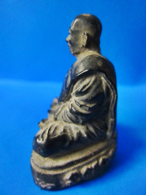 หลวงปู่ฝั้นหน้าตัก 1 นิ้วครึ่งสูงรวม 2 นิ้วกว่า ผิวหิ้งขี้ยุง