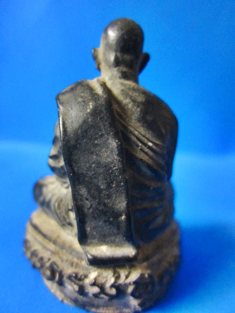 หลวงปู่ฝั้นหน้าตัก 1 นิ้วครึ่งสูงรวม 2 นิ้วกว่า ผิวหิ้งขี้ยุง