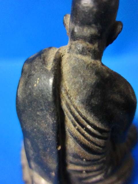 หลวงปู่ฝั้นหน้าตัก 1 นิ้วครึ่งสูงรวม 2 นิ้วกว่า ผิวหิ้งขี้ยุง