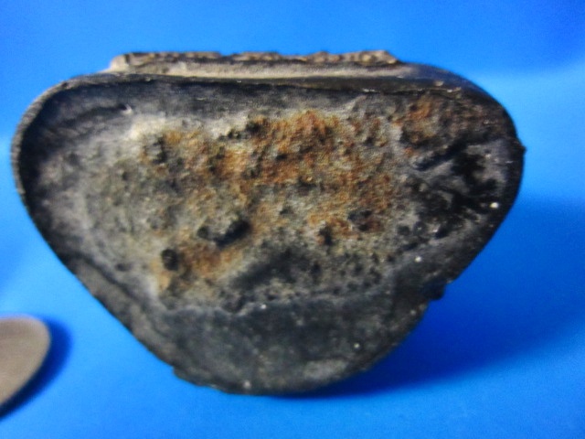 หลวงปู่ฝั้นหน้าตัก 1 นิ้วครึ่งสูงรวม 2 นิ้วกว่า ผิวหิ้งขี้ยุง