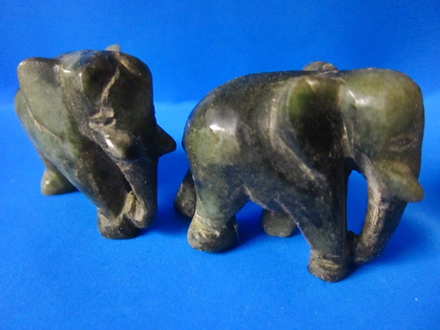ช้างหยกเก่า 2 เชือก