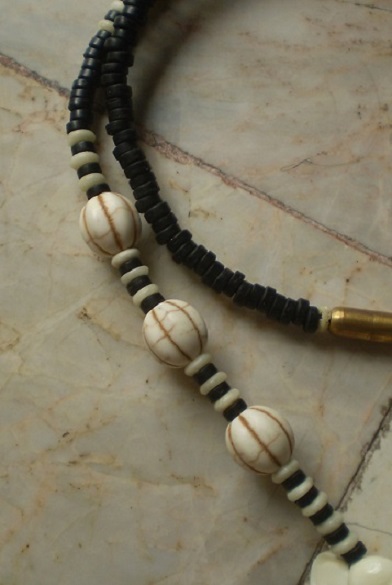 สร้อยกะลาตาเดียว บวกหินขาว  บวกกระดูกช้าง  เคาะเดียว 