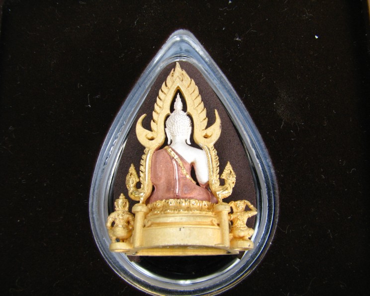 พระพุทธชินราช ภปร.เนื้อสามกษัตริย์ 1/2 นิ้ว (องค์ใหญ่ โค๊ตใต้ฐาน5301) ใต้ฐานบรรจุผสมมวลสารเบญจภาคี ส