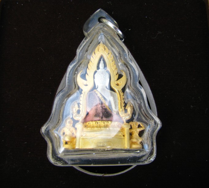 พระพุทธชินราช ภปร.เนื้อสามกษัตริย์ 1/2 นิ้ว (องค์ใหญ่ ) ใต้ฐานบรรจุผสมมวลสารเบญจภาคี