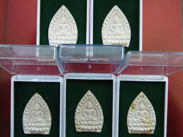 หลวงพ่อเกษม 5 องค์ พระผงเจ้าสัว รุ่นบารมี 81 ฝังตะกรุดเงิน ปี35... ครับ