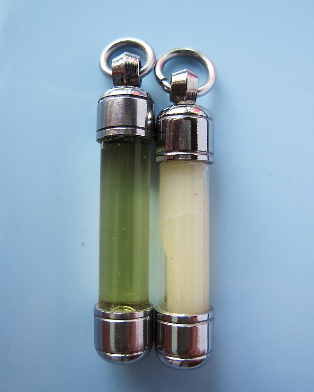 สีผึ้งและน้ำมันงาดิบแบบหลอดตะกรุด หลวงปู่บัว ถามโก วัดศรีบุรพาราม จ.ตราด 2 หลอด ยาว 1.5 นิ้ว