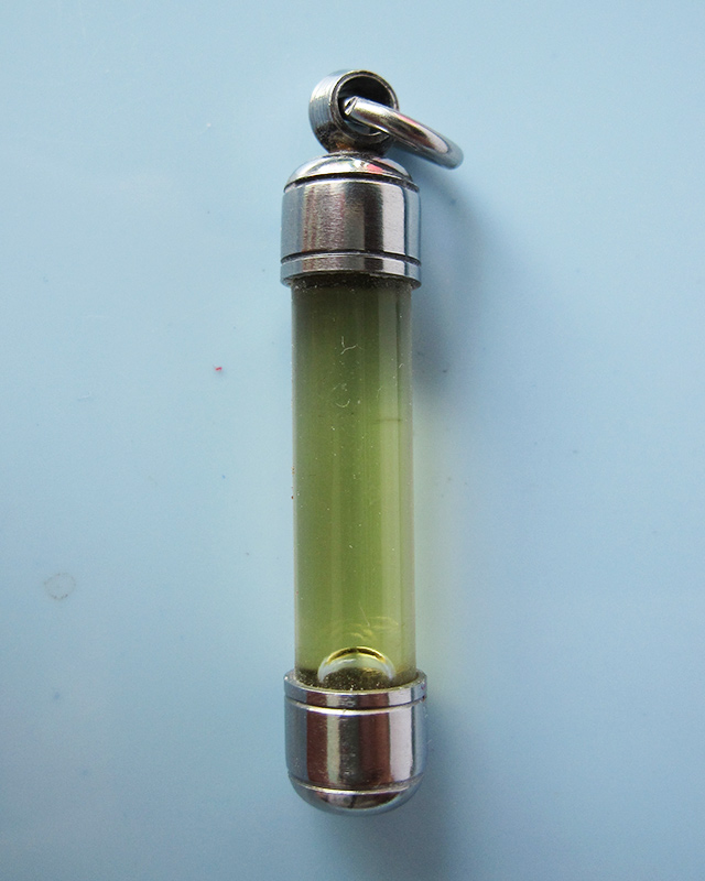 สีผึ้งและน้ำมันงาดิบแบบหลอดตะกรุด หลวงปู่บัว ถามโก วัดศรีบุรพาราม จ.ตราด 2 หลอด ยาว 1.5 นิ้ว