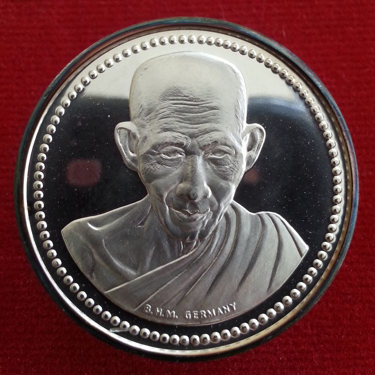 เหรียญเงินขัดเงา บล็อกเยอรมัน หลวงพ่อเกษม เขมโก สุสานไตรลักษณ์ ลำปาง สร้างปี 2537 