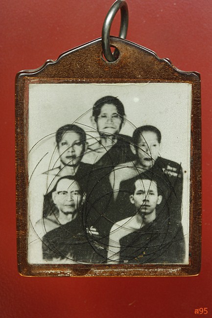 รูปถ่ายหลวงพ่อไม่ทราบที่ มีเส้นเกศาหลายเส้น