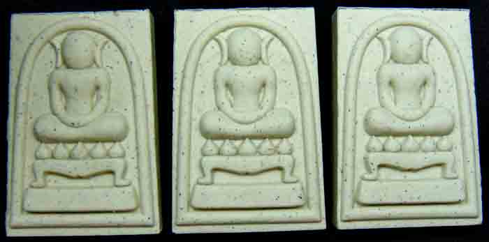 พระสมเด็จไกเซอร์ หลังสมเด็จโต รุ่นแรก วัดนาคกลางวรวิหาร เหมาที่เดียว 3 องค์ ขนาดองค์พระ 2.3x3.4x0.6 