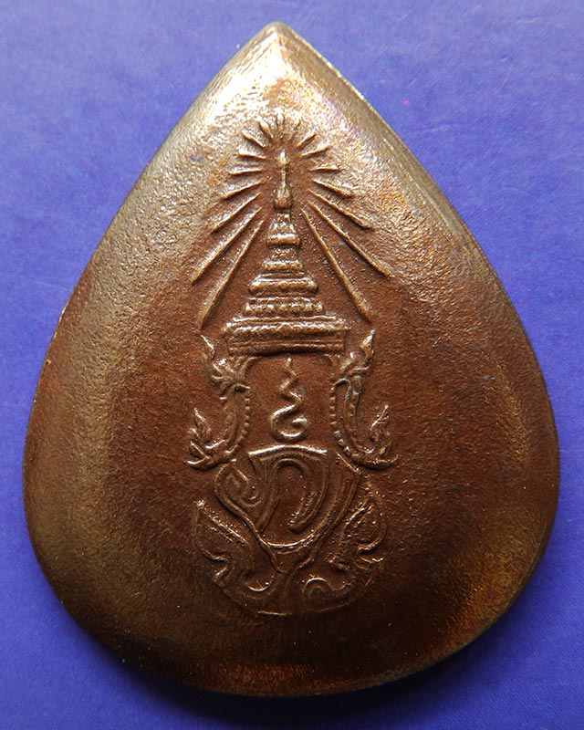 27.พระพุทธสิงหธรรมมงคล หลังภปร. เนื้อนวโลหะ พิธีใหญ่ วัดบวรฯ-วัดพระแก้ว พ.ศ. 2547 กล่องเดิม