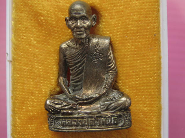 รูปหล่อเหมือน หลวงปู่คำพันธ์ รุ่นอุดมมงคล เนื้อนวะโลหะ ปี36