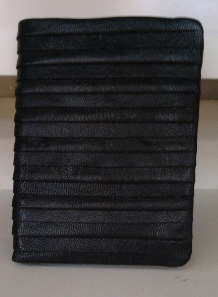 กระเป๋าสตางค์ fifteen sixteen หนังแท้ สีดำ