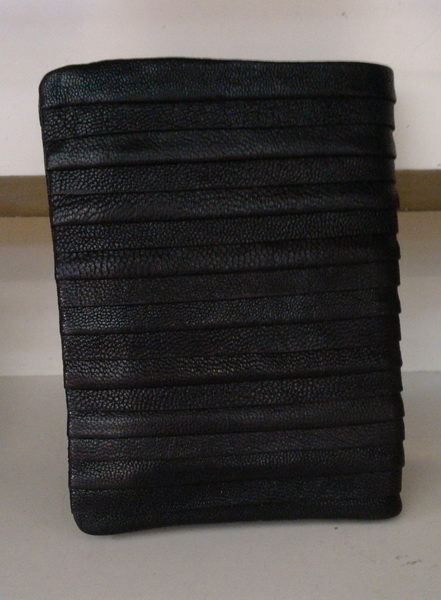 กระเป๋าสตางค์ fifteen sixteen หนังแท้ สีดำ