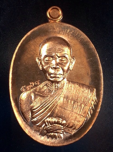 หลวงพ่อคูณ รุ่นปาฏิหาริย์ EOD เหรียญรูปไข่ พิมพ์ครึ่งองค์ เนื้อทองแดงผิวไฟ