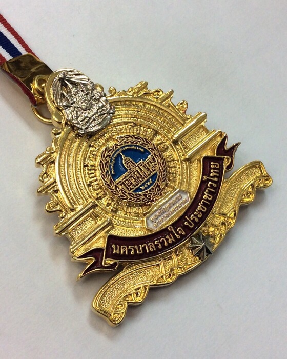 เหรียญที่ระลึก งานนครบาลรวมใจประชาชาวไทย เดิน-วิ่งมิดไนท์ เฉลิมพระเกียรติ 72 พรรษา ปี42