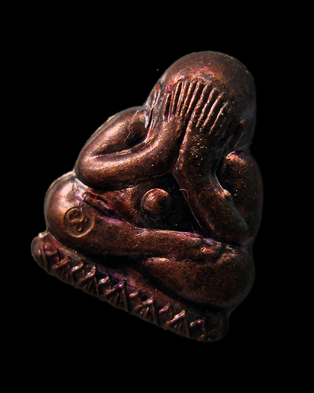 พระปิดตาหลังรูปเหมือน เนื้อทองแดง ตอกโค๊ตนะ หลวงปู่บัว ถามโก วัดศรีบุรพาราม จ.ตราด พร้อมกล่องเดิม