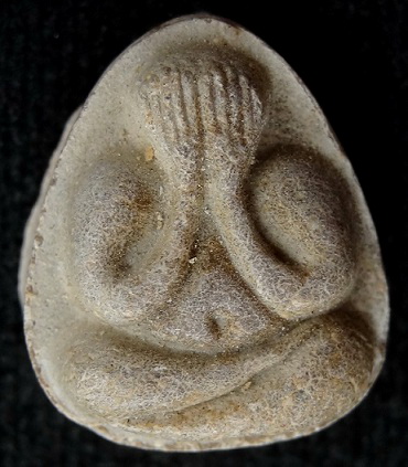 พระปิดตามหาเสน่ห์ หลังยันต์พุทโธ เนื้อเกสรเนื้อน้ำตาลอ่อน 