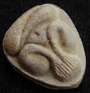 พระปิดตามหาเสน่ห์ หลังยันต์พุทโธ เนื้อเกสรเนื้อน้ำตาลอ่อน 