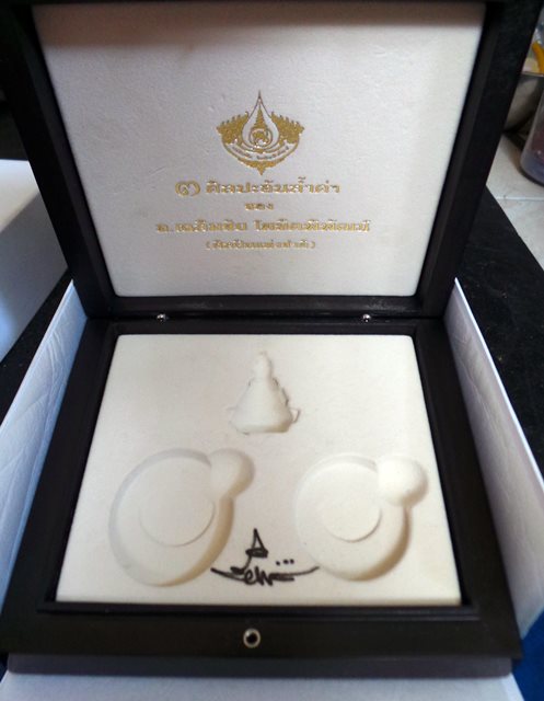ขอนำเสนอ กล่องใส่ 3 พุทธศิลป์พร้อมลายเซ็น ฉ ฉิ่งสวยๆ 