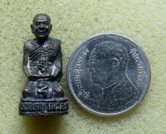 **วัดใจ**รูปหล่อหลวงพ่อแดง วัดเขาบันไดอิฐ จ.เพชรบุรี พิมพ์คุกเข่า เนื้อผสมชนวนเก่า ปี 2533**สวยๆ