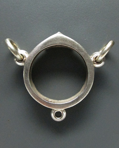 ตลับเงินแท้ สามห่วง (มือ2) งานสั่งทำ ขนาด กว้าง2.3 สูง2.3 หนา0.6 ซ.ม.สภาพดีพร้อมใช้ครับ