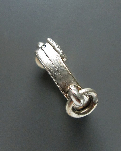 ตลับเงินแท้ สามห่วง (มือ2) งานสั่งทำ ขนาด กว้าง2.3 สูง2.3 หนา0.6 ซ.ม.สภาพดีพร้อมใช้ครับ