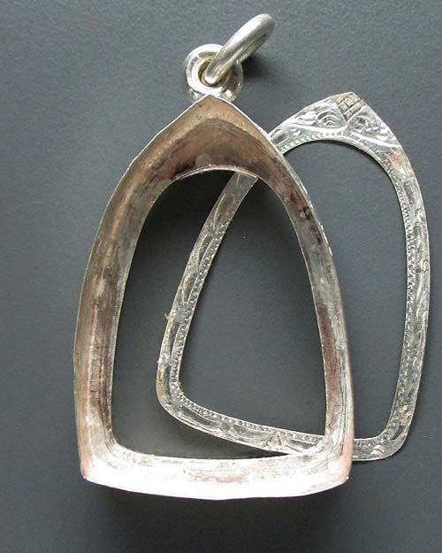 กรอบเงินลงยา งานสวยงานดี (มือ2) ขนาด กว้าง2.2 สูง3.0 หนา0.6 ซ.ม. สภาพสวยพร้อมใช้ครับ