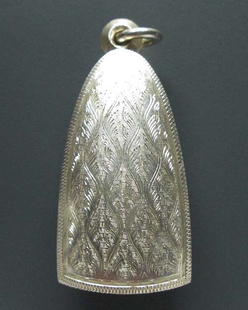 ตลับเงินแท้ หลังปิด งานสวยแกะมือ ขนาด กว้าง1.7 สูง3.2 หนา1.4 ซ.ม. ตลับสภาพดีพร้อมใช้ครับ