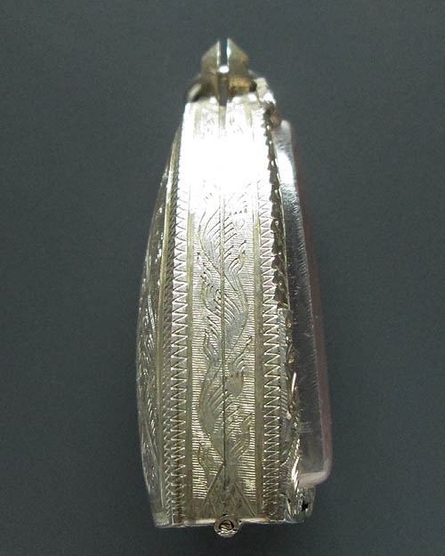 ตลับเงินแท้ หลังปิด งานสวยแกะมือ ขนาด กว้าง1.7 สูง3.2 หนา1.4 ซ.ม. ตลับสภาพดีพร้อมใช้ครับ