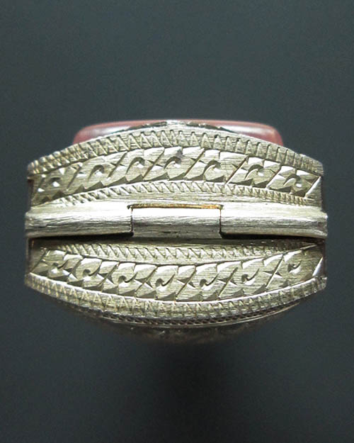 ตลับเงินแท้ หลังปิด งานสวยแกะมือ ขนาด กว้าง1.7 สูง3.2 หนา1.4 ซ.ม. ตลับสภาพดีพร้อมใช้ครับ