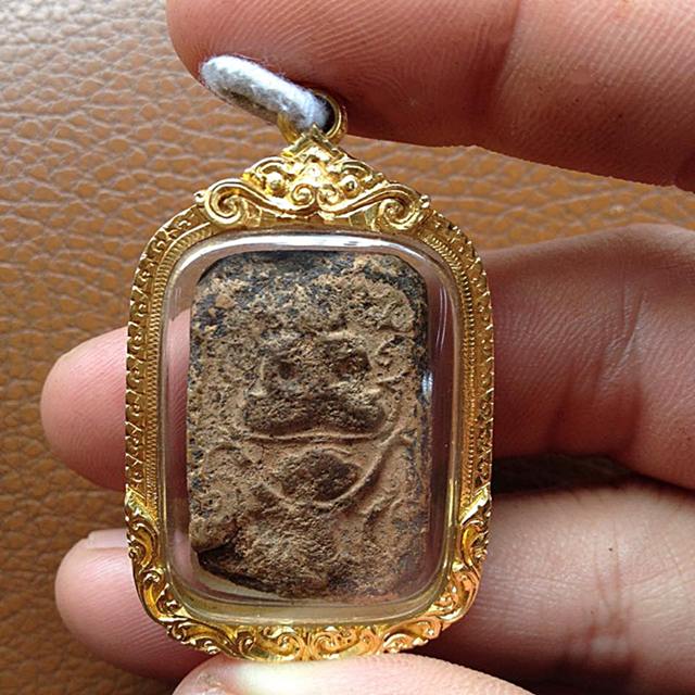  หลวงพ่อปาน วัดบางนมโค พิมพ์ทรงหนุมานใหญ่ เนื้อดิน ปี2460 จ.พระนครศรีอยุธยา เลี่ยมทองสั่งทำยกซุ้มบนล