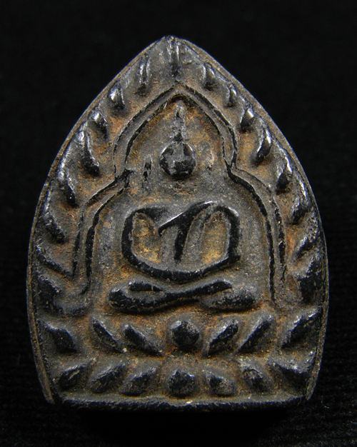 พระเนื้อผงลงรัก เนื้อหามวลสารดี สวยไม่ทราบที่ครับ