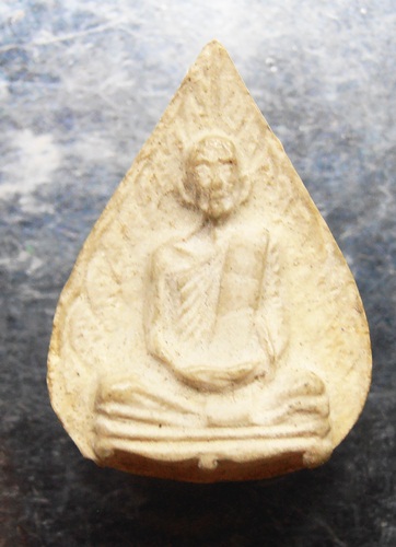 พระผงรูปเหมือนหลวงปู่โต๊ะ หลังยันต์ตรีสวยๆครับ