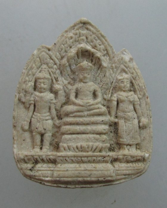 พระพุทธพนมรุ้ง เนื้อผง ปี ๓๒  พิธีใหญ่