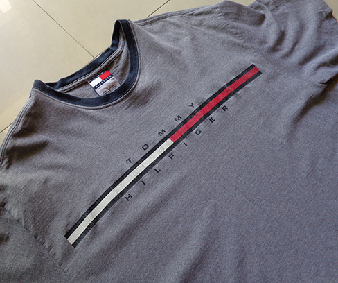 เสื้อยืด TOMMY HILFIGER ของแท้ XL สีเทา สกรีนกลางอก สวยเด่น พิเศษแถมเสื้อ NIKE ให้อีกตัวครับ