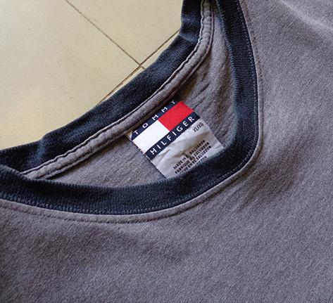 เสื้อยืด TOMMY HILFIGER ของแท้ XL สีเทา สกรีนกลางอก สวยเด่น พิเศษแถมเสื้อ NIKE ให้อีกตัวครับ