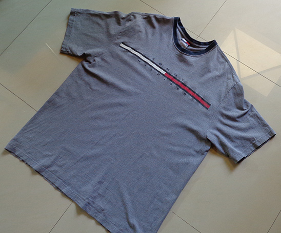 เสื้อยืด TOMMY HILFIGER ของแท้ XL สีเทา สกรีนกลางอก สวยเด่น พิเศษแถมเสื้อ NIKE ให้อีกตัวครับ