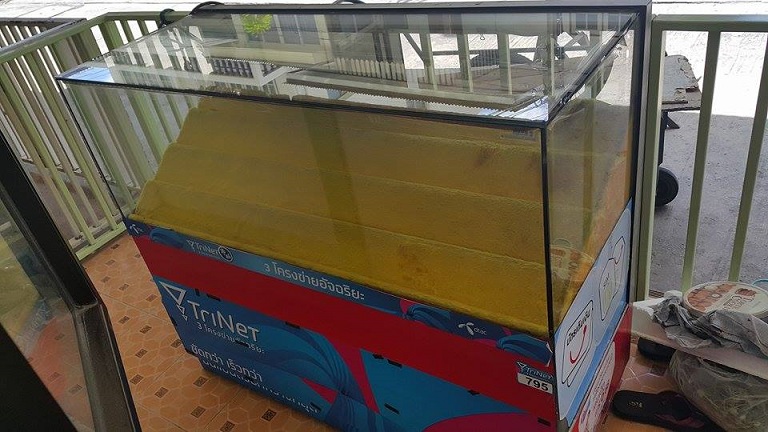 ตู้กระจก  ขายมือถือ   