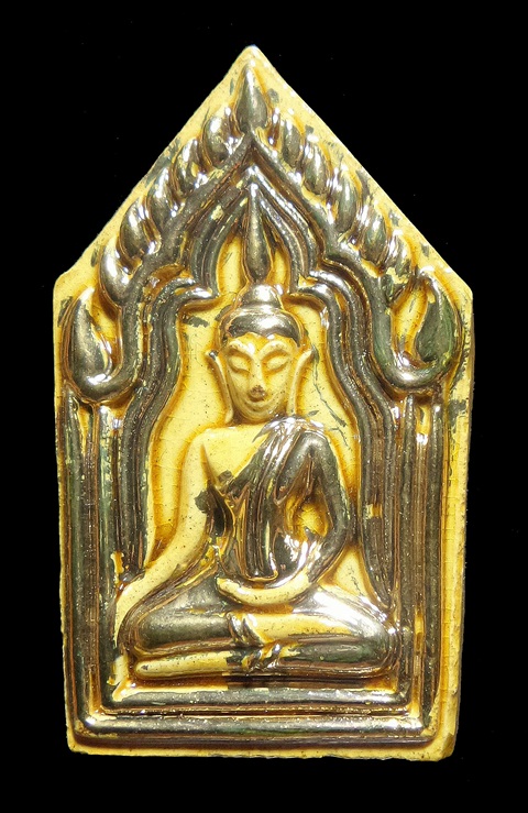 พระขุนแผนแขนอ่อนรุ่น.1 หลังตะกรุดแผ่นเงินครับ