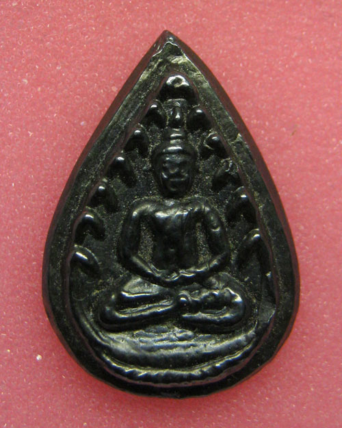 พระกลีบบัวเนื้อเมฆพัต หลังพระปิดตา หลวงปู่บุญ วัดกลางบางแก้ว นครปฐมค่ะ