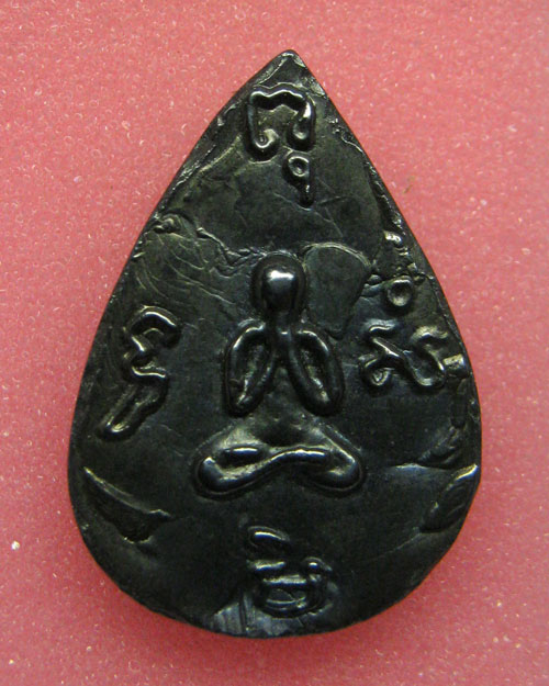 พระกลีบบัวเนื้อเมฆพัต หลังพระปิดตา หลวงปู่บุญ วัดกลางบางแก้ว นครปฐมค่ะ