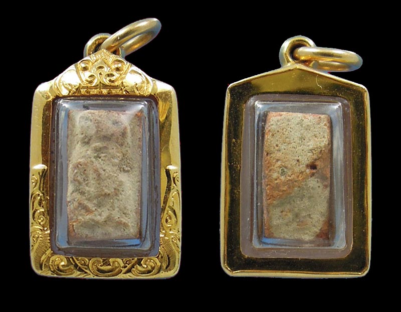 พระกรุนาดูนตัดเดี่ยว จ.มหาสารคาม พิมพ์เจ้าเงาะ+เลี่ยมทอง