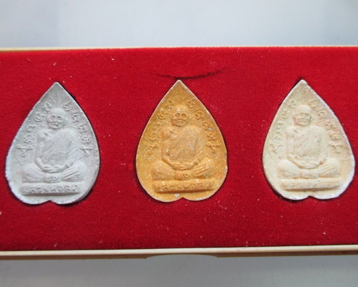 พระผงใบโพธิ์ รุ่น๑ หลวงพ่อสด วัดโพธิ์แตงใต้ จ อยุธยา  กล่องเดิม