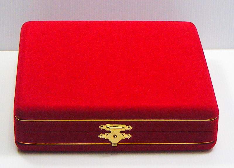 กล่องใส่พระแบบ 12ช่อง หุ้มกำมะหยี่สีแดง สวยหรูใส่พระพร้อมกล่องพลาสติกได้เลยคะ มือ1ใหม่เอี่ยมนะคะ